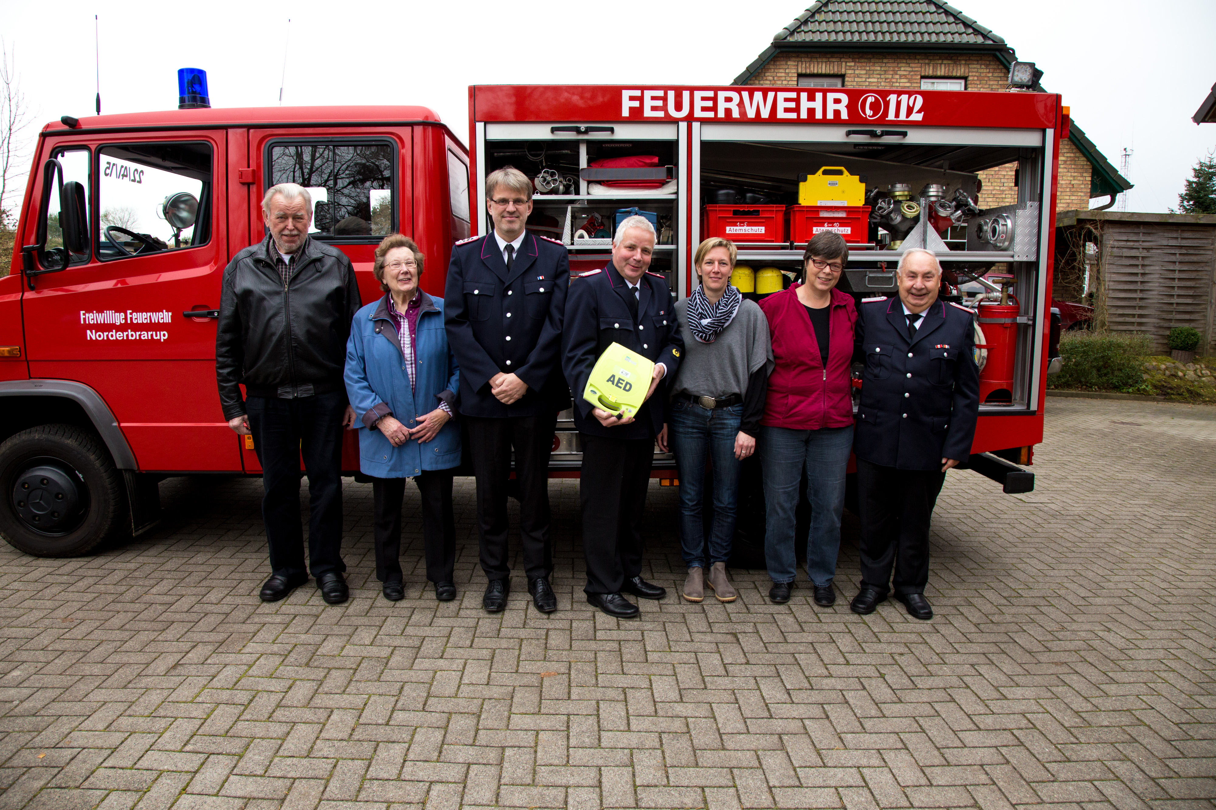 Ziel erreicht: Feuerwehr Norderbrarup erhält einen Defibrillator aus Spendengeldern