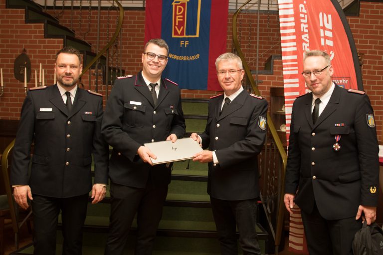 Hornbach Baumarkt AG spendet Laptop an die Feuerwehr